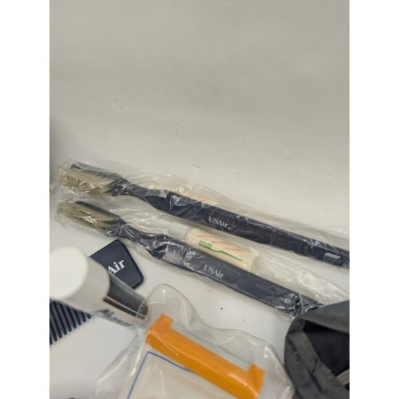 Vintage US Air First Class Gray Cosmetic/Travel Bag with accessories - Picture 5 of 7